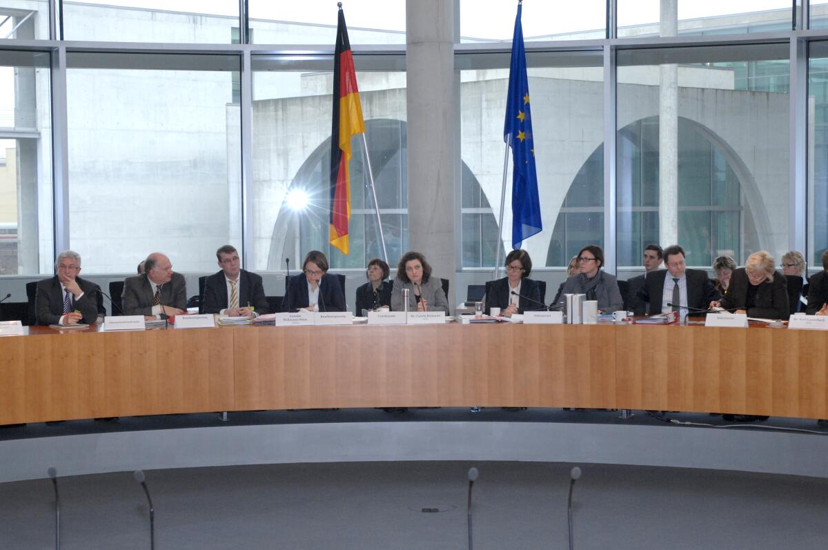 Der Datenschutzbeauftrager Peter Schaar (2.v.li.) ist zu Gast im Ausschuss für Gesundheit. Die Sitzung wird von der Ausschussvorsitzenden Dr. Carola Reimann (5.v.li.), SPD, geleitet. Reimann, Carola; Schaar, Peter Der Datenschutzbeauftrager Peter Schaar (2.v.li.) ist zu Gast im Ausschuss für Gesundheit. Die Sitzung wird von der Ausschussvorsitzenden Dr. Carola Reimann (5.v.li.), SPD, geleitet.