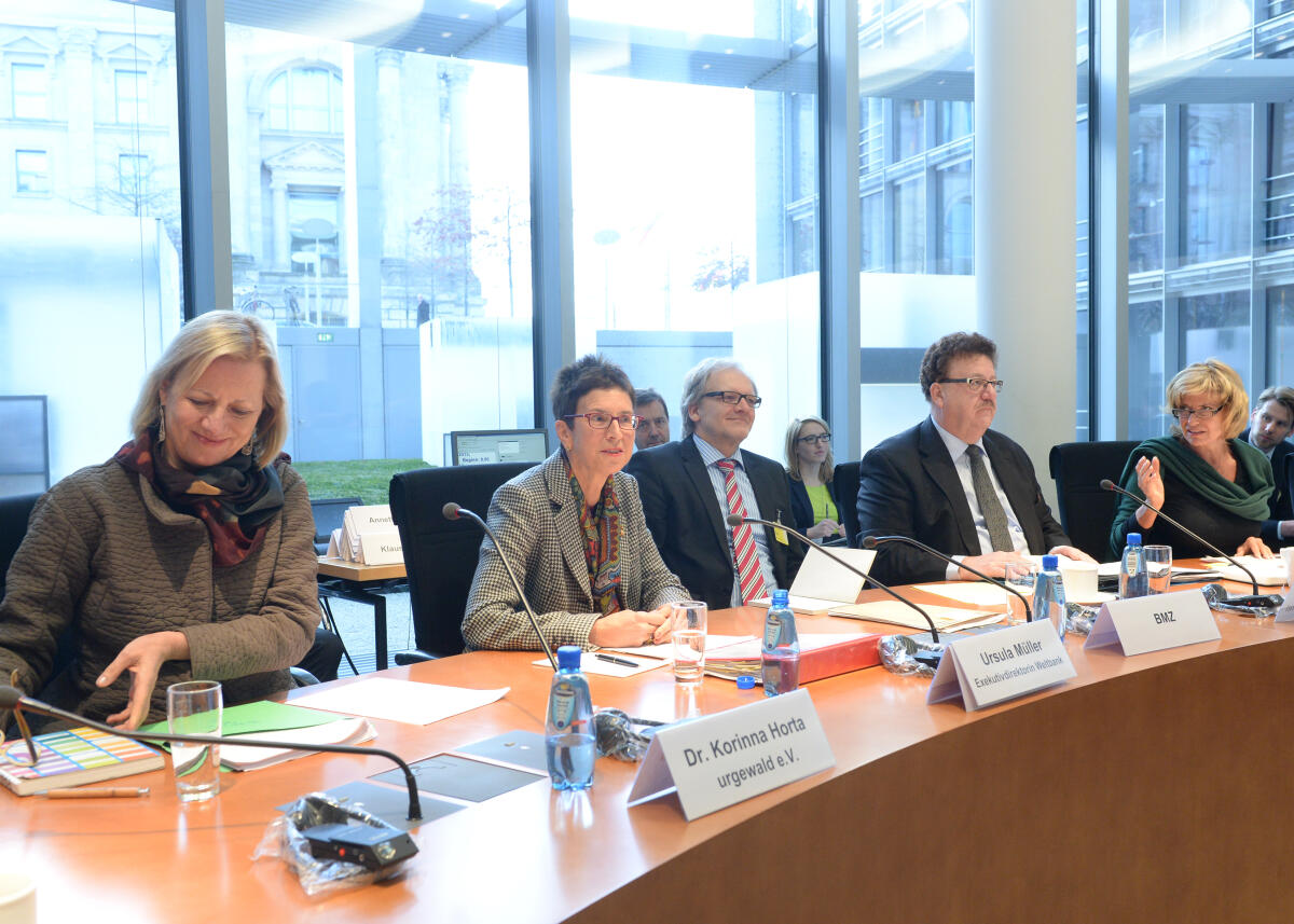 Wöhrl, Dagmar G.; Müller, Ursula; Horta, Korinna Dagmar G. Wöhrl, (re), CDU/CSU, Vorsitzende des Ausschusses des Deutschen Bundestages für wirtschaftliche Zusammenarbeit und Entwicklung, begrüßt die Exekutivdirektorin der Weltbank, Ursula Müller, (2.v.li), und Dr. Korinna Horta (li) von urgewald e. V. im Ausschuss.; Übersicht.