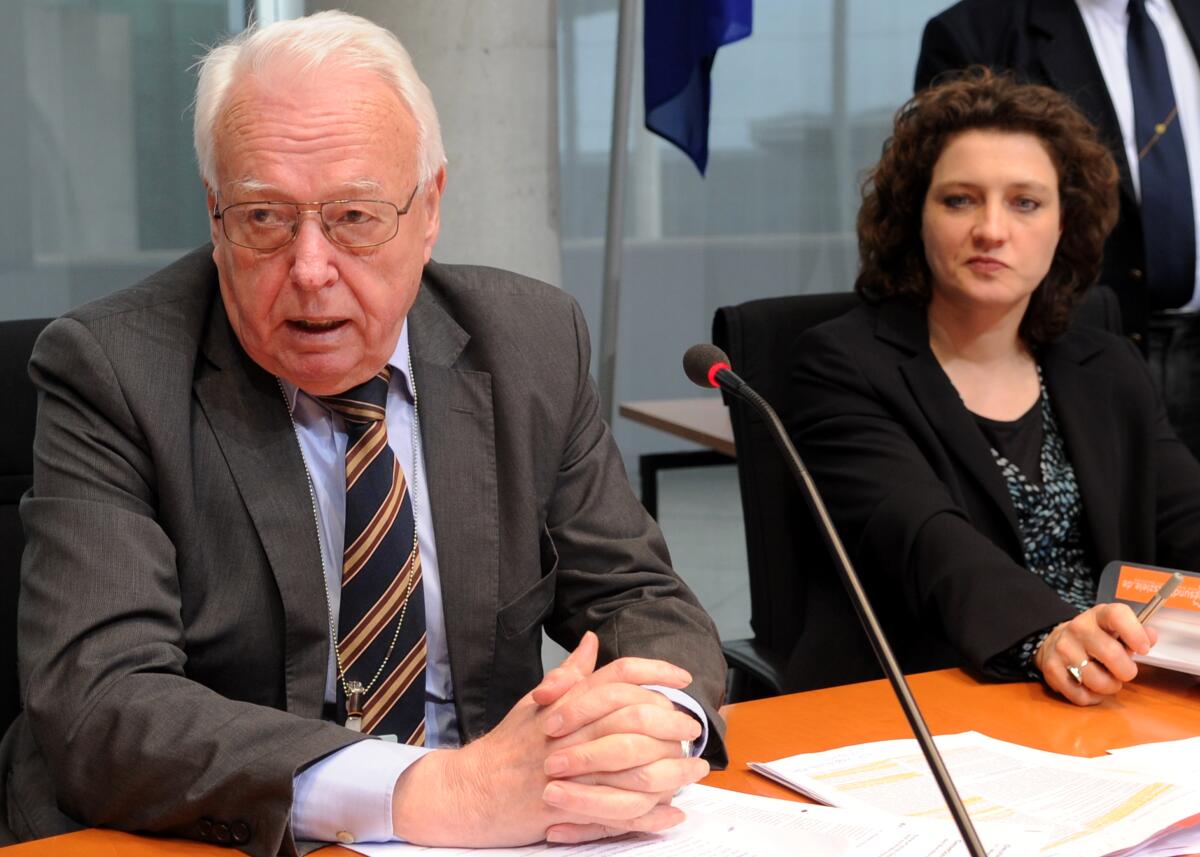 Reimann, Carola; Hess, Rainer Dr. Carola Reimann, SPD, Vorsitzende des Ausschusses des Deutschen Bundestages für Gesundheit, leitet eine Ausschusssitzung, an der Dr. Rainer Hess vom Forum Gesundheitsziele teilnimmt.