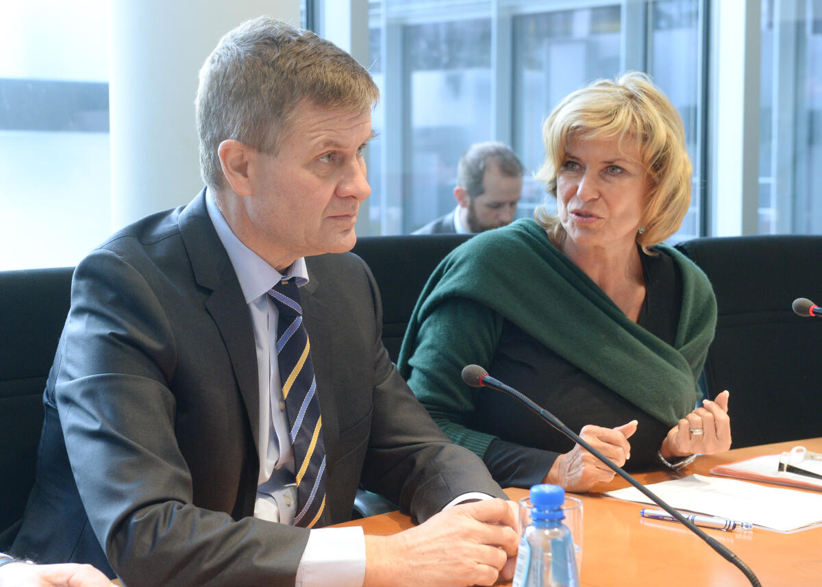 Wöhrl, Dagmar G.; Solheim, Erik Erik Solheim, Vorsitzender des OECD Development Assistance Committee DAC, nimmt an einer Sitzung des Ausschusses des Deutschen Bundestages für wirtschaftliche Zusammenarbeit und Entwicklung teil. Dagmar G. Wöhrl, CDU/CSU, Vorsitzende des Bundestagsausschusses, leitet die Sitzung.