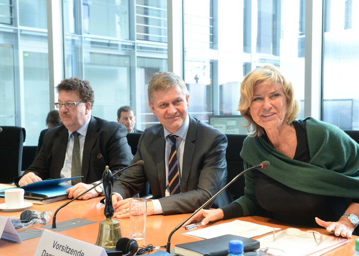 Wöhrl, Dagmar G.; Solheim, Erik; Fuchtel, Hans-Joachim Erik Solheim, (mitte), Vorsitzender des OECD Development Assistance Committee DAC, nimmt an einer Sitzung des Ausschusses des Deutschen Bundestages für wirtschaftliche Zusammenarbeit und Entwicklung teil. Dagmar G. Wöhrl, CDU/CSU, Vorsitzende des Bundestagsausschusses, leitet die Sitzung. Links: der Parlamentarische Staatssekretär Hans-Joachim Fuchtel, CDU/CSU.