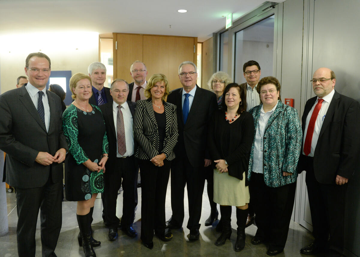 Wöhrl, Dagmar G.; Mimica, Neven Dagmar G. Wöhrl, (6.v.li), CDU/CSU, Vorsitzende des Ausschusses des Deutschen Bundestages für wirtschaftliche Zusammenarbeit und Entwicklung, empfängt den EU-Kommissar für internationale Zusammenarbeit und Entwicklung, Neven Mimica, (6.v.re), im Ausschuss.; Gruppenfoto mit den Mitgliedern des Ausschusses.