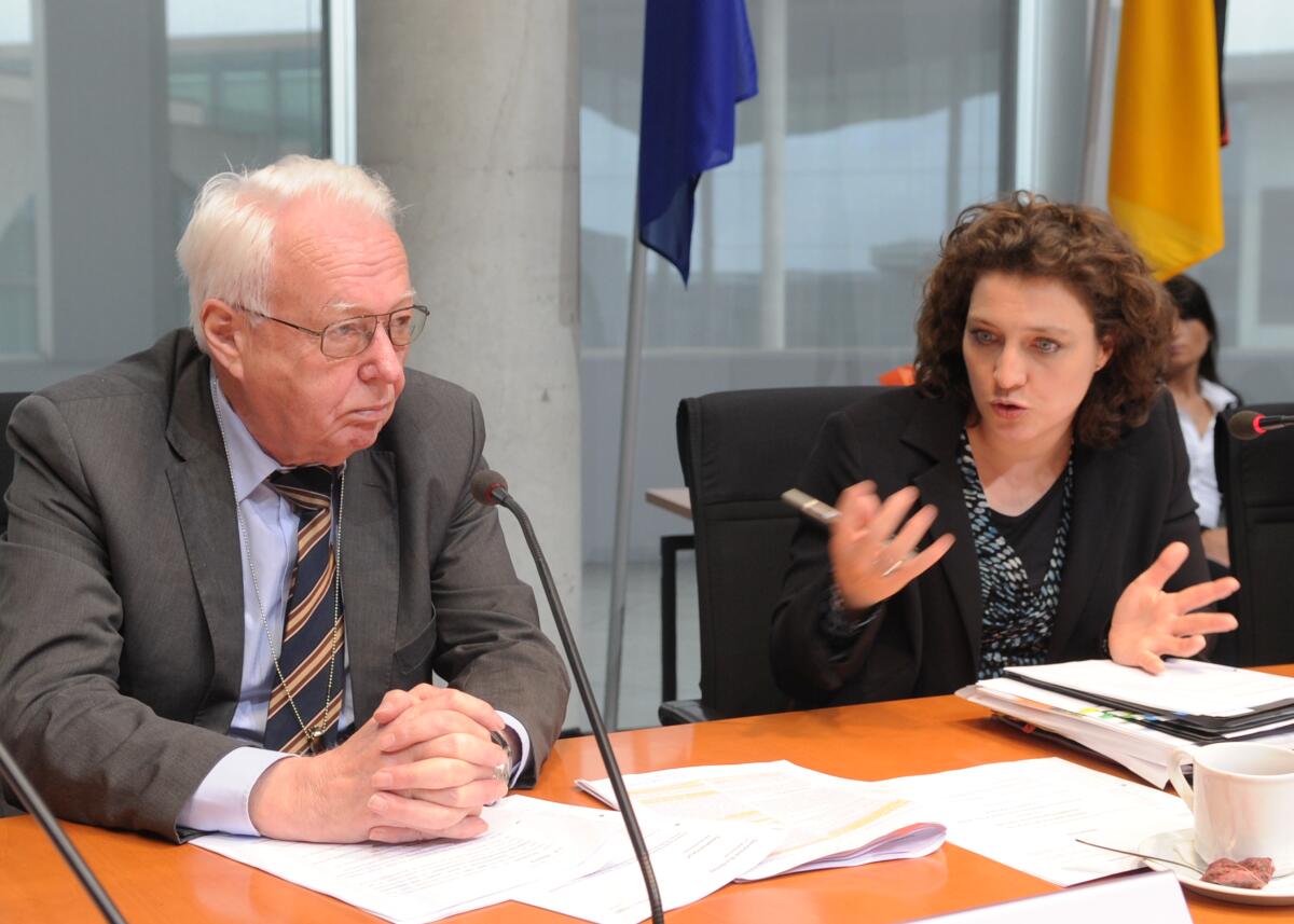 Reimann, Carola; Hess, Rainer Dr. Carola Reimann, SPD, Vorsitzende des Ausschusses des Deutschen Bundestages für Gesundheit, leitet eine Ausschusssitzung, an der Dr. Rainer Hess vom Forum Gesundheitsziele teilnimmt.