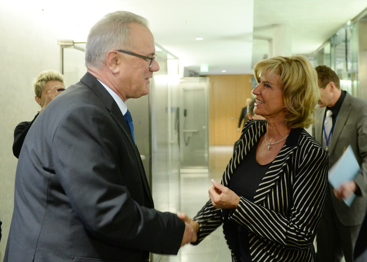Wöhrl, Dagmar G.; Mimica, Neven Dagmar G. Wöhrl, CDU/CSU, Vorsitzende des Ausschusses des Deutschen Bundestages für wirtschaftliche Zusammenarbeit und Entwicklung, empfängt den EU-Kommissar für internationale Zusammenarbeit und Entwicklung, Neven Mimica, im Ausschuss.
