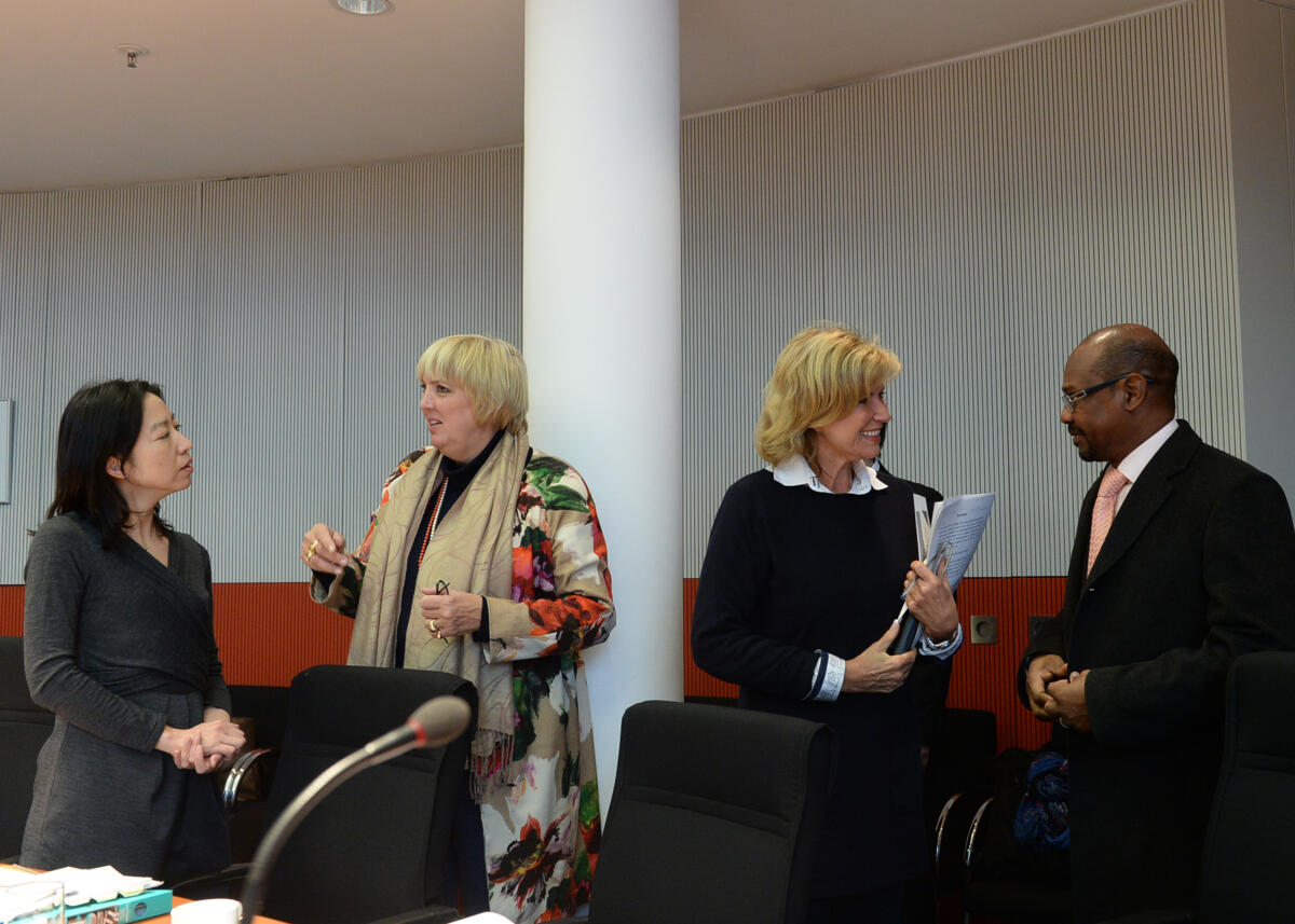Dagmar G. Wöhrl, (2.v.re), CDU/CSU, Vorsitzende des Ausschusses des Deutschen Bundestages für wirtschaftliche Zusammenarbeit und Entwicklung, leitet in Anwesenheit zahlreicher Ausschussmitglieder ein Gespräch mit Mitgliedern einer DAC-Delegation aus Vertretern des Entwicklungsdirektorates der OECD (DCD) und aus den DAC-Mitgliedsländern Kanada und Japan. 2.v.li.: Claudia Roth, Bündnis 90/Die Grünen, Mitglied Deutscher Bundestag und Bundestagsvizepräsidentin. Wöhrl, Dagmar G.; Roth, Claudia Dagmar G. Wöhrl, (2.v.re), CDU/CSU, Vorsitzende des Ausschusses des Deutschen Bundestages für wirtschaftliche Zusammenarbeit und Entwicklung, leitet in Anwesenheit zahlreicher Ausschussmitglieder ein Gespräch mit Mitgliedern einer DAC-Delegation aus Vertretern des Entwicklungsdirektorates der OECD (DCD) und aus den DAC-Mitgliedsländern Kanada und Japan. 2.v.li.: Claudia Roth, Bündnis 90/Die Grünen, Mitglied Deutscher Bundestag und Bundestagsvizepräsidentin.