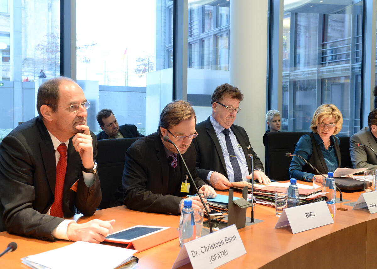 Wöhrl, Dagmar G.; Benn, Christoph; Fuchtel, Hans-Joachim Dagmar G. Wöhrl, (re), CDU/CSU, Vorsitzende des Ausschusses des Deutschen Bundestages für wirtschaftliche Zusammenarbeit und Entwicklung, begrüßt den Director External Relations and Partnerships Cluster, Globaler Fonds zur Bekämpfung von HIV/Aids, Tuberkulose und Malaria (GFATM), Dr. Christoph Benn, (li), im Ausschuss. 2. v.re.: Hans-Joachim Fuchtel, CDU/CSU, Parlamentarischer Staatssekertär.