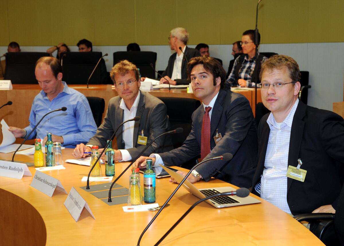 Sebastian Blumenthal, FDP, Vorsitzender des Unterausschusses des Deutschen Bundestages für Neue Medien, leitet mit Beteiligung von Sachverständigen (hier im Bild) zu dem Thema  "Existenzgründungen in der IT-Branche" eine Ausschusssitzung.; Übersicht.