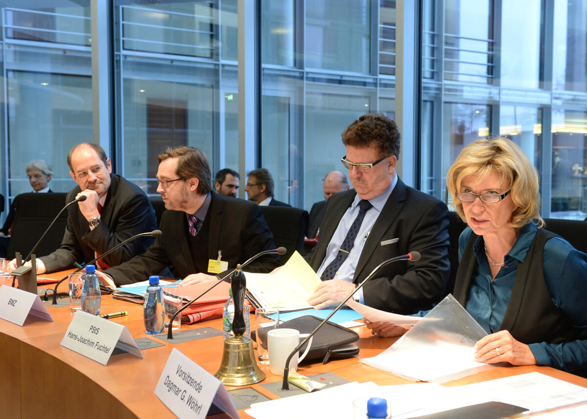 Wöhrl, Dagmar G.; Benn, Christoph; Fuchtel, Hans-Joachim Dagmar G. Wöhrl, (re), CDU/CSU, Vorsitzende des Ausschusses des Deutschen Bundestages für wirtschaftliche Zusammenarbeit und Entwicklung, begrüßt den Director External Relations and Partnerships Cluster, Globaler Fonds zur Bekämpfung von HIV/Aids, Tuberkulose und Malaria (GFATM), Dr. Christoph Benn, (li), im Ausschuss. 2.v.re.: Hans-Joachim Fuchtel, CDU/CSU, Parlamentarischer Staatssekretär.