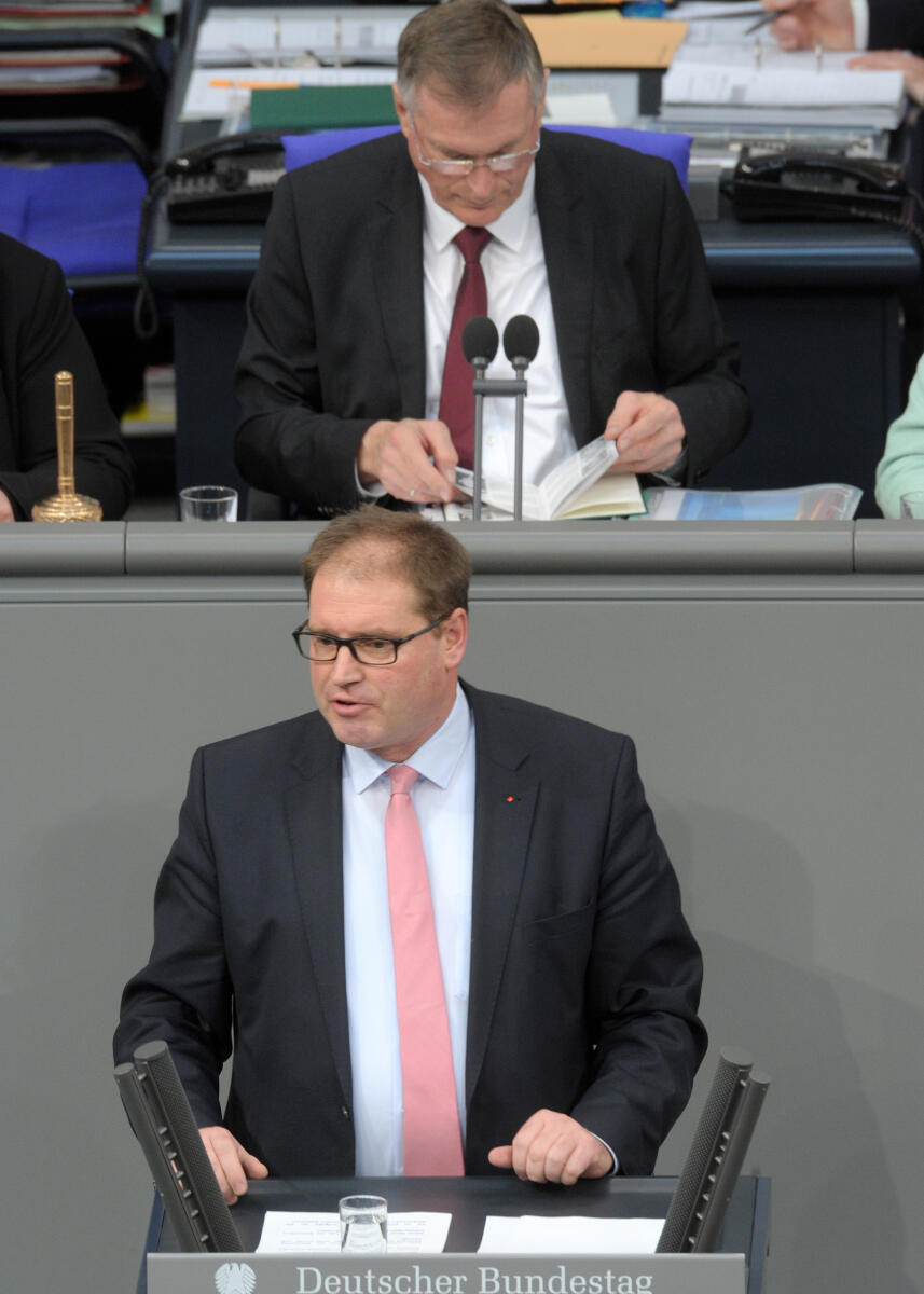 Coße, Jürgen; Singhammer, Johannes Jürgen Coße, SPD, Bundestagsabgeordneter, Abgeordneter, Mitglied Deutscher Bundestag, MdB, Rede, 209. Sitzung, Top 6, Thema: Bundeswehreinsatz in Darfur (UNAMID),; Vorsitz: Bundestagsvizepräsident Johannes Singhammer, CDU/CSU.; Rednerpult.