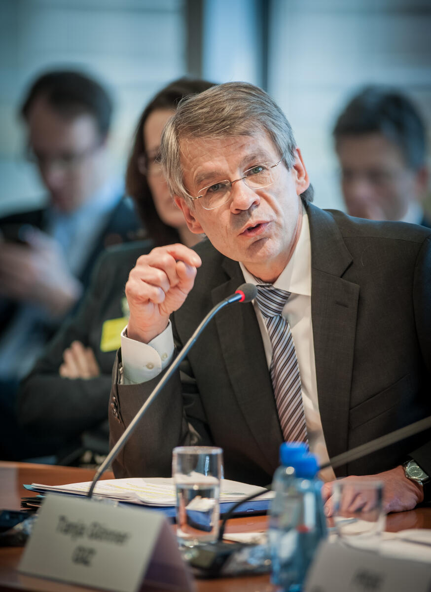 Kloppenburg, Norbert Dr. Norbert Kloppenburg, Mitglied des Vorstandes der Kreditanstalt für Wiederaufbau (KfW), während einer Sitzung des Ausschusses für wirtschaftliche Zusammenarbeit und Entwicklung im Sitzungssaal im Paul-Löbe-Haus.