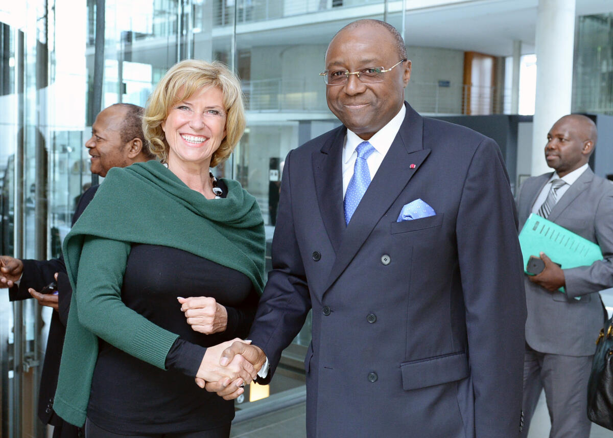 Dagmar G. Wöhrl, CDU/CSU, Vorsitzende des Ausschusses des Deutschen Bundestages für wirtschaftliche Zusammenarbeit und Entwicklung, empfängt den Außenminister der Republik Kamerun, Pierre Moukoko Mbonjo, der als Gast an einer Ausschusssitzung teil nimmt. Wöhrl, Dagmar G.; Mbonjo, Pierre Moukoko Dagmar G. Wöhrl, CDU/CSU, Vorsitzende des Ausschusses des Deutschen Bundestages für wirtschaftliche Zusammenarbeit und Entwicklung, empfängt den Außenminister der Republik Kamerun, Pierre Moukoko Mbonjo, der als Gast an einer Ausschusssitzung teil nimmt.