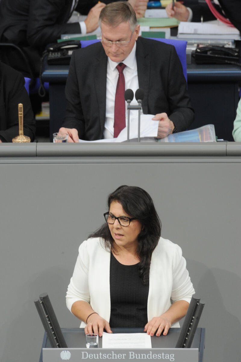 Yüksel, Gülistan; Singhammer, Johannes Gülistan Yüksel, SPD, Bundestagsabgeordnete, Abgeordnete, Mitglied Deutscher Bundestag, MdB, Rede, 209. Sitzung, Top 4, Thema: Schutz von Kindern und Familien vor Armut,; Vorsitz: Bundestagsvizepräsident Johannes Singhammer, CDU/CSU.; Rednerpult.