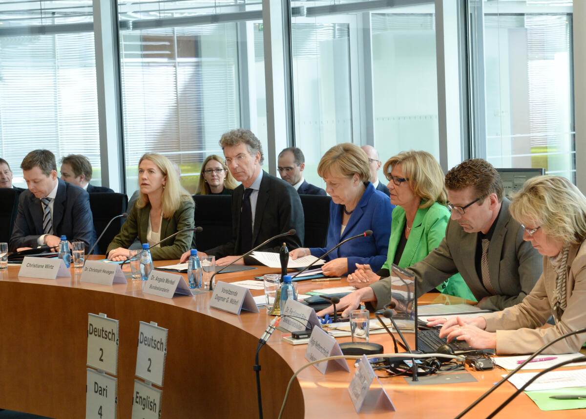 Bundeskanzlerin Dr. Angela Merkel, (4.v.re), CDU/CSU, ist zu Gast beim Ausschuss des Deutschen Bundestages für wirtschaftliche Zusammenarbeit und Entwicklung. Dagmar Wöhrl, (3.v.re), CDU/CSU, Vorsitzende des Ausschusses, leitet die Sitzung.; Übersicht. Wöhrl, Dagmar G.; Merkel, Angela Bundeskanzlerin Dr. Angela Merkel, (4.v.re), CDU/CSU, ist zu Gast beim Ausschuss des Deutschen Bundestages für wirtschaftliche Zusammenarbeit und Entwicklung. Dagmar Wöhrl, (3.v.re), CDU/CSU, Vorsitzende des Ausschusses, leitet die Sitzung.; Übersicht.