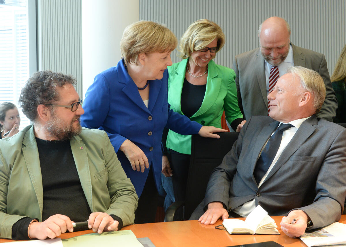 Bundeskanzlerin Dr. Angela Merkel, (2.v.li), CDU/CSU, ist zu Gast beim Ausschuss des Deutschen Bundestages für wirtschaftliche Zusammenarbeit und Entwicklung. Dagmar Wöhrl, (3.v.re), CDU/CSU, Vorsitzende des Ausschusses, leitet die Sitzung. Hier im Gespräch mit Mitgliedern des Ausschusses. Wöhrl, Dagmar G.; Merkel, Angela Bundeskanzlerin Dr. Angela Merkel, (2.v.li), CDU/CSU, ist zu Gast beim Ausschuss des Deutschen Bundestages für wirtschaftliche Zusammenarbeit und Entwicklung. Dagmar Wöhrl, (3.v.re), CDU/CSU, Vorsitzende des Ausschusses, leitet die Sitzung. Hier im Gespräch mit Mitgliedern des Ausschusses.