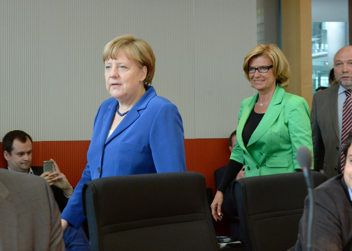 Bundeskanzlerin Dr. Angela Merkel, (li), CDU/CSU, ist zu Gast beim Ausschuss des Deutschen Bundestages für wirtschaftliche Zusammenarbeit und Entwicklung. Dagmar Wöhrl, (re), CDU/CSU, Vorsitzende des Ausschusses, leitet die Sitzung. Wöhrl, Dagmar G.; Merkel, Angela Bundeskanzlerin Dr. Angela Merkel, (li), CDU/CSU, ist zu Gast beim Ausschuss des Deutschen Bundestages für wirtschaftliche Zusammenarbeit und Entwicklung. Dagmar Wöhrl, (re), CDU/CSU, Vorsitzende des Ausschusses, leitet die Sitzung.