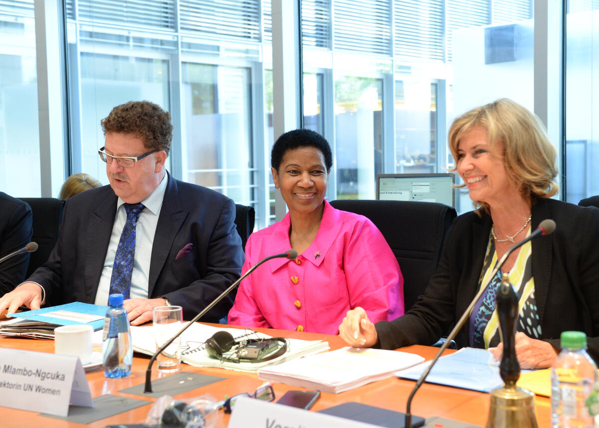 Wöhrl, Dagmar G.; Malambo-Ngcuka, Phumzile; Fuchtel, Hans-Joachim Phumzile Malambo-Ngcuka, (mitte), Exekutivdirektorin UN Women, ist zu Gast beim Ausschuss des Deutschen Bundestages für wirtschaftliche Zusammenarbeit und Entwicklung. Dagmar G. Wöhrl, (re), CDU/CSU, hat den Vorsitz im Ausschuss, an dem der Staatssekretär Hans-Joachim Fuchtel, (CDU/CSU, teil nimmt.