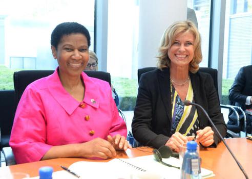 Wöhrl, Dagmar G.; Malambo-Ngcuka, Phumzile Paul-Löbe-Haus, Sitzungssaal