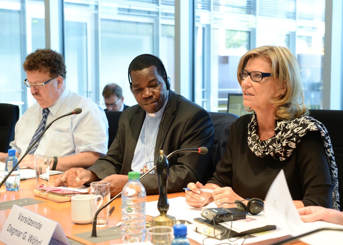 Hiiboro Kussala, (mitte), Bischof der Diözese Yambio im Südsudan, ist zu Gast beim Ausschuss des Deutschen Bundestages für wirtschaftliche Zusammenarbeit und Entwicklung. Dagmar G. Wöhrl, CDU/CSU, Vorsitzende des Ausschusses, leitet die Sitzung, an der der Parlamentarische Staatssekretär Hans-Joachim Fuchtel, (li), CDU/CSU, teil nimmt. Wöhrl, Dagmar G.; Kussala, Hiiboro; Fuchtel, Hans-Joachim Hiiboro Kussala, (mitte), Bischof der Diözese Yambio im Südsudan, ist zu Gast beim Ausschuss des Deutschen Bundestages für wirtschaftliche Zusammenarbeit und Entwicklung. Dagmar G. Wöhrl, CDU/CSU, Vorsitzende des Ausschusses, leitet die Sitzung, an der der Parlamentarische Staatssekretär Hans-Joachim Fuchtel, (li), CDU/CSU, teil nimmt.