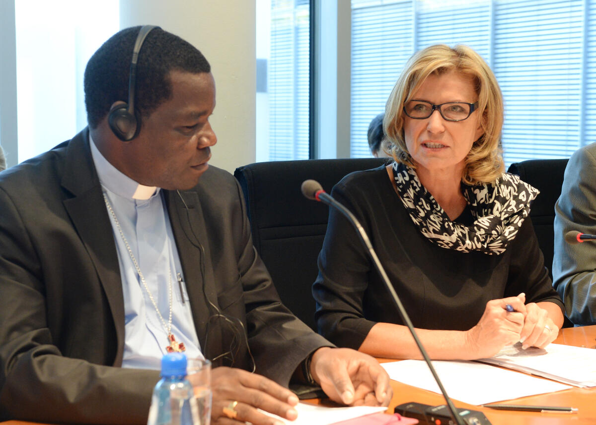 Wöhrl, Dagmar G.; Kussala, Hiiboro Hiiboro Kussala, Bischof der Diözese Yambio im Südsudan, ist zu Gast beim Ausschuss des Deutschen Bundestages für wirtschaftliche Zusammenarbeit und Entwicklung. Dagmar G. Wöhrl, CDU/CSU, Vorsitzende des Ausschusses, leitet die Sitzung.