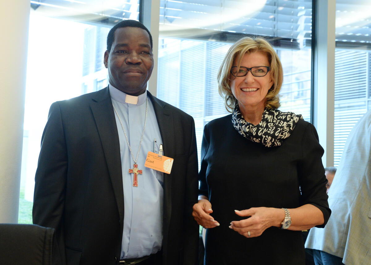 Wöhrl, Dagmar G.; Kussala, Hiiboro Hiiboro Kussala, Bischof der Diözese Yambio im Südsudan, ist zu Gast beim Ausschuss des Deutschen Bundestages für wirtschaftliche Zusammenarbeit und Entwicklung. Dagmar G. Wöhrl, CDU/CSU, Vorsitzende des Ausschusses, leitet die Sitzung.