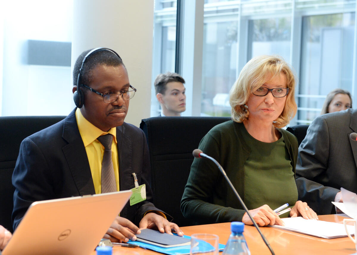 Wöhrl, Dagmar G.; Nkanaunena, Gibson Der Direktor von World Relief Malawi, Gibson Nkanaunena, ist zu Gast im Ausschuss des Deutschen Bundestages für wirtschaftliche Zusammenarbeit und Entwicklung. Dagmar G. Wöhrl, CDU/CSU, Vorsitzende des Ausschusses, leitet die Sitzung.