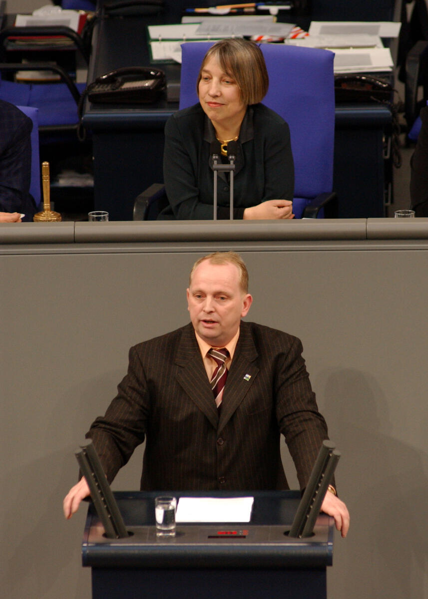 Backhaus, Till; Vollmer, Antje Till Backhaus, Landwirtschaftsminister Mecklenburg-Vorpommern, MdB, Rede im Deutschen Bundestag, Vorsitz: Bundestagsvizepräsidentin Dr. Antje Vollmer, Bündnis 90/Die Grünen.; Plenum, Rednerpult, Thema: EU-Agrarreform, TOP9; Minister für Ernährung, Landwirtschaft, Forsten und Fischerei Mecklenburg-Vorpommern