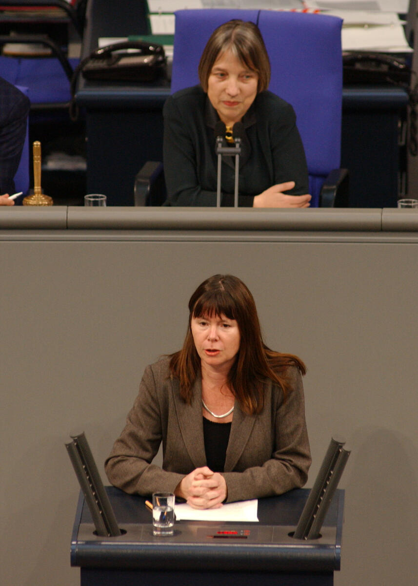 Ulrike Höfken, Bündnis 90/Die Grünen, MdB, Rede im Deutschen Bundestag, Vorsitz: Bundestagsvizepräsidentin Dr. Antje Vollmer, Bündnis 90/Die Grünen.; Plenum, Rednerpult, Thema: EU-Agrarreform, TOP9 Höfken, Ulrike; Vollmer, Antje Ulrike Höfken, Bündnis 90/Die Grünen, MdB, Rede im Deutschen Bundestag, Vorsitz: Bundestagsvizepräsidentin Dr. Antje Vollmer, Bündnis 90/Die Grünen.; Plenum, Rednerpult, Thema: EU-Agrarreform, TOP9