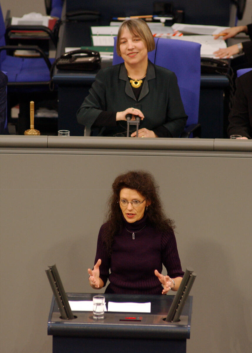 Waltraud Wolff, SPD, MdB, Rede im Deutschen Bundestag, Vorsitz: Bundestagsvizepräsidentin Dr. Antje Vollmer, Bündnis 90/Die Grünen.; MdB, Rede im Deutschen Bundestag.; Plenum, Rednerpult, Thema: EU-Agrarreform, TOP9 Wolff, Waltraud; Vollmer, Antje Waltraud Wolff, SPD, MdB, Rede im Deutschen Bundestag, Vorsitz: Bundestagsvizepräsidentin Dr. Antje Vollmer, Bündnis 90/Die Grünen.; MdB, Rede im Deutschen Bundestag.; Plenum, Rednerpult, Thema: EU-Agrarreform, TOP9