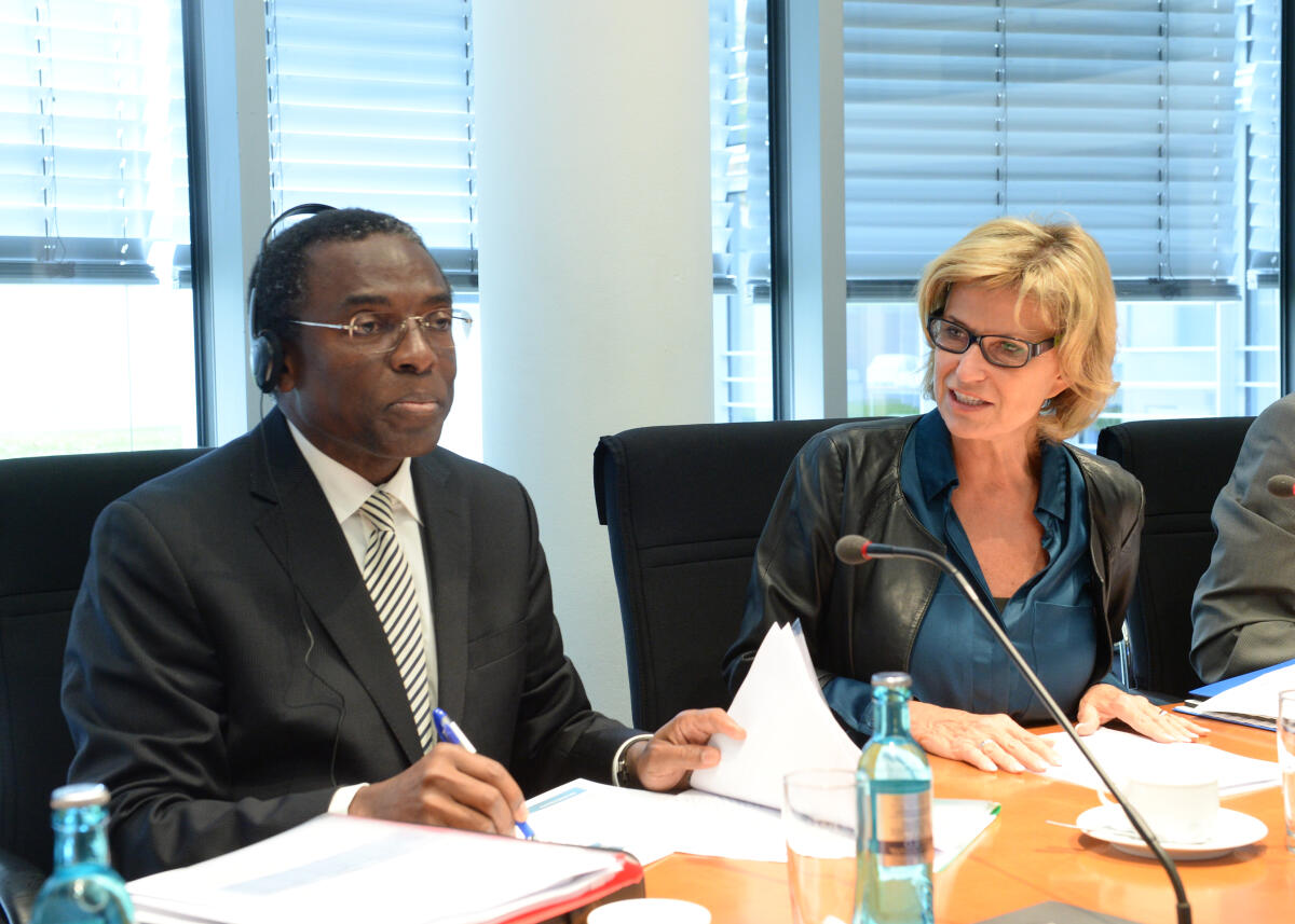 Wöhrl, Dagmar G.; Sambo, Luis Gomes Dr. Luis Gomes Sambo, Afrikadirektor der WHO, ist zu Gast beim Ausschuss des Deutschen Bundestages für wirtschaftliche Zusammenarbeit und Entwicklung. Dagmar G. Wöhrl, CDU/CSU, Vorsitzende des Ausschusses, leitet die Sitzung.