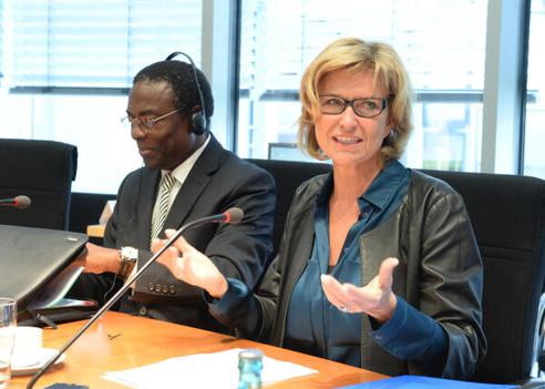 Wöhrl, Dagmar G.; Sambo, Luis Gomes Paul-Löbe-Haus, Sitzungssaal