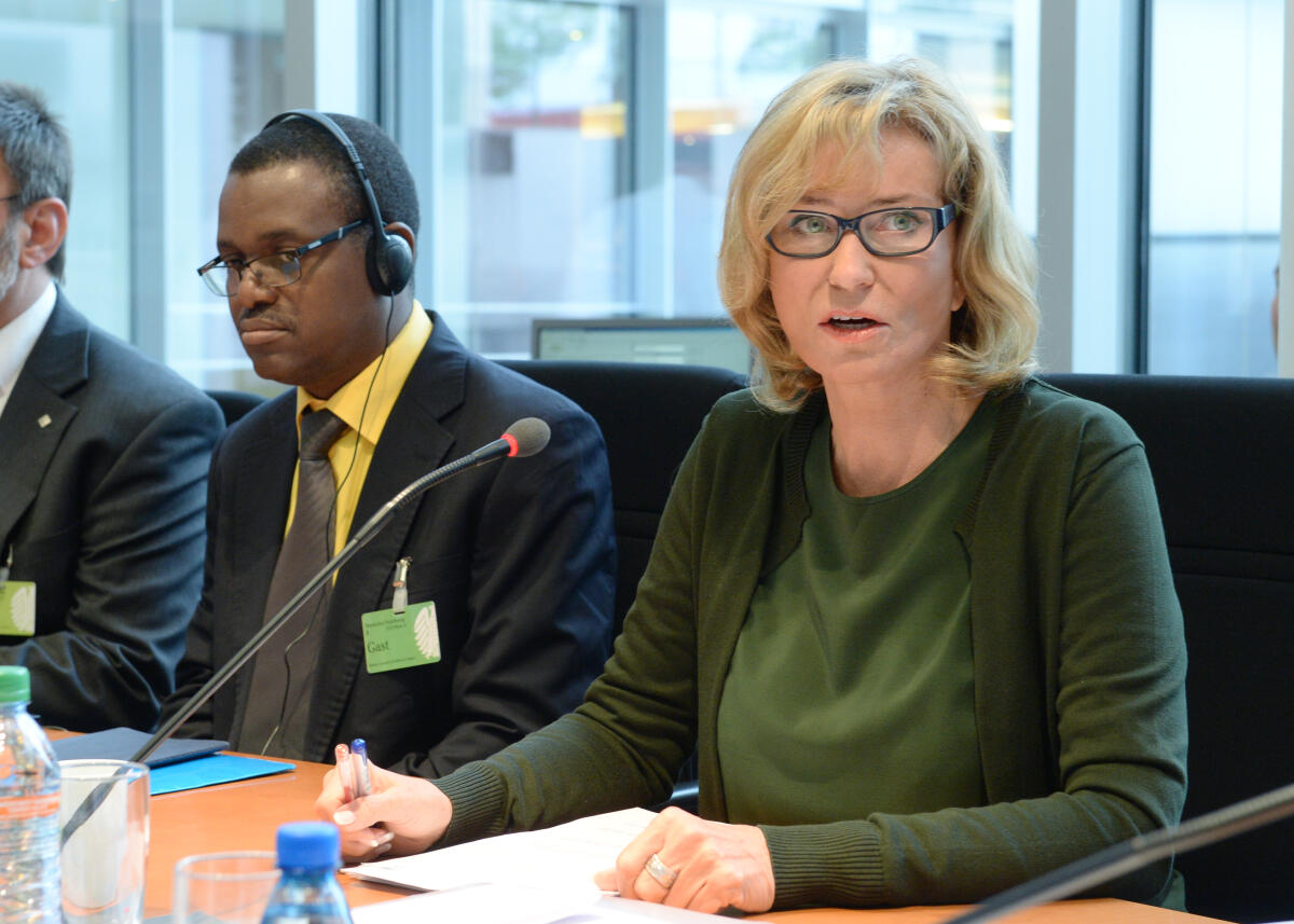 Wöhrl, Dagmar G.; Nkanaunena, Gibson Der Direktor von World Relief Malawi, Gibson Nkanaunena, ist zu Gast im Ausschuss des Deutschen Bundestages für wirtschaftliche Zusammenarbeit und Entwicklung. Dagmar G. Wöhrl, CDU/CSU, Vorsitzende des Ausschusses, leitet die Sitzung.