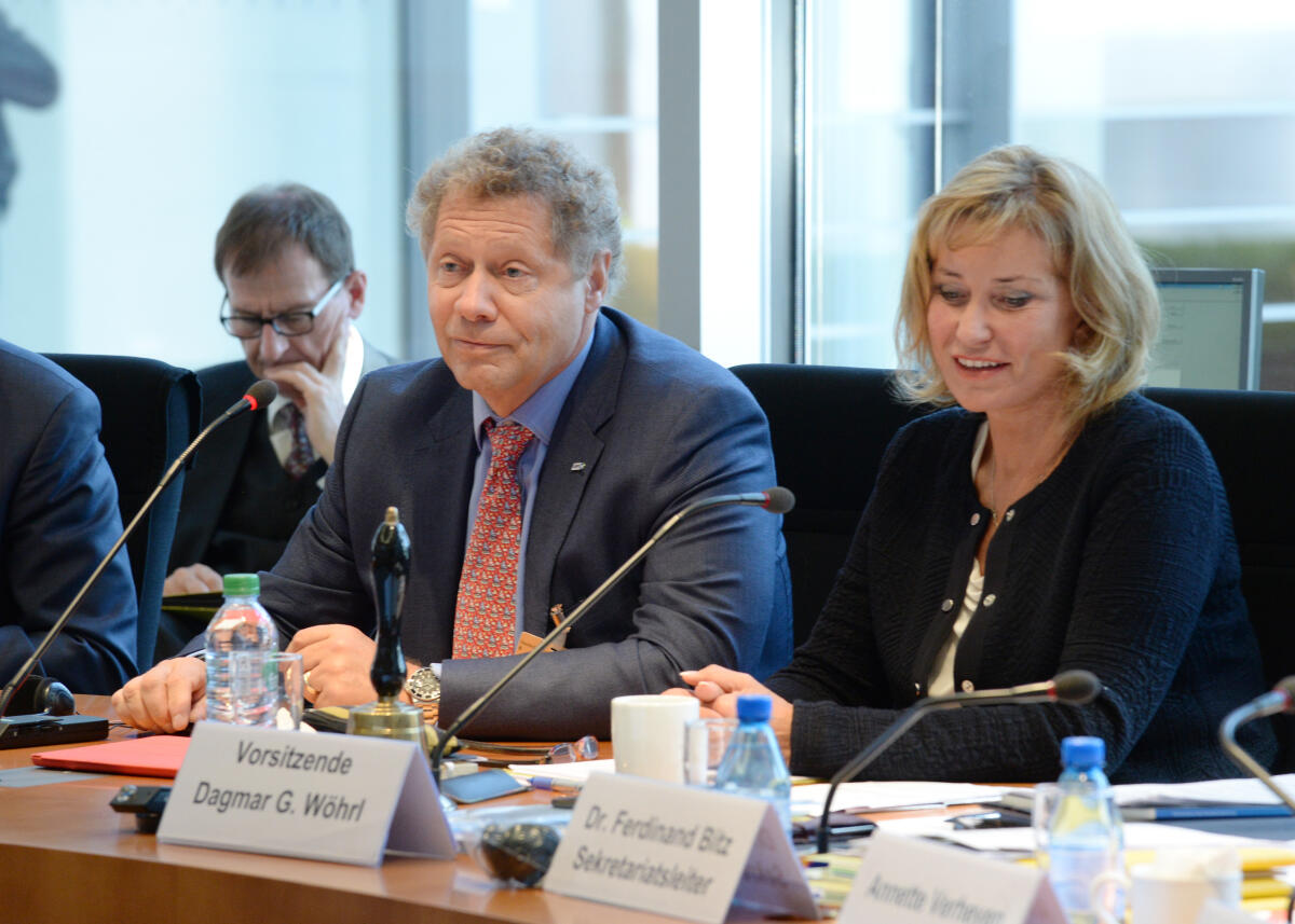 Wöhrl, Dagmar G.; Berkley, Seth Dr. Seth Berkley, Chief Executive Officer, CEO, von GAVI Alliance, ist zu Gast beim Ausschuss des Deutschen Bundestages für wirtschaftliche Zusammenarbeit und Entwicklung. Dagmar G. Wöhrl, CDU/CSU, Vorsitzende des Ausschusses, leitet die Sitzung.