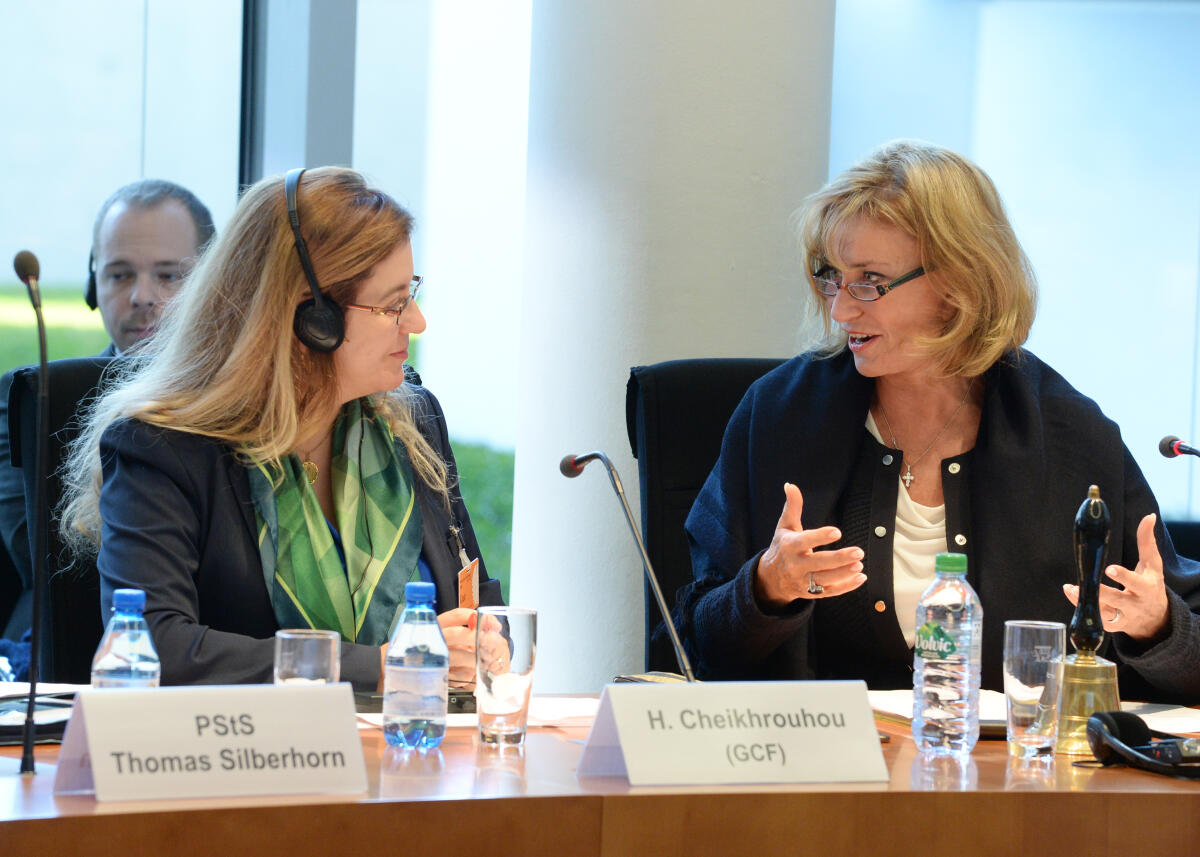 Wöhrl, Dagmar G.; Cheikhrouhou, Héla Die Executivdirektorin des Green Climate Fund (GCF), Héla Cheikhrouhou, (li), ist zu Gast beim Ausschuss des Deutschen Bundestages für wirtschaftliche Zusammenarbeit und Entwicklung. Dagmar G. Wöhrl, (re), CDU/CSU, Vorsitzende des Ausschusses, leitet die Sitzung.