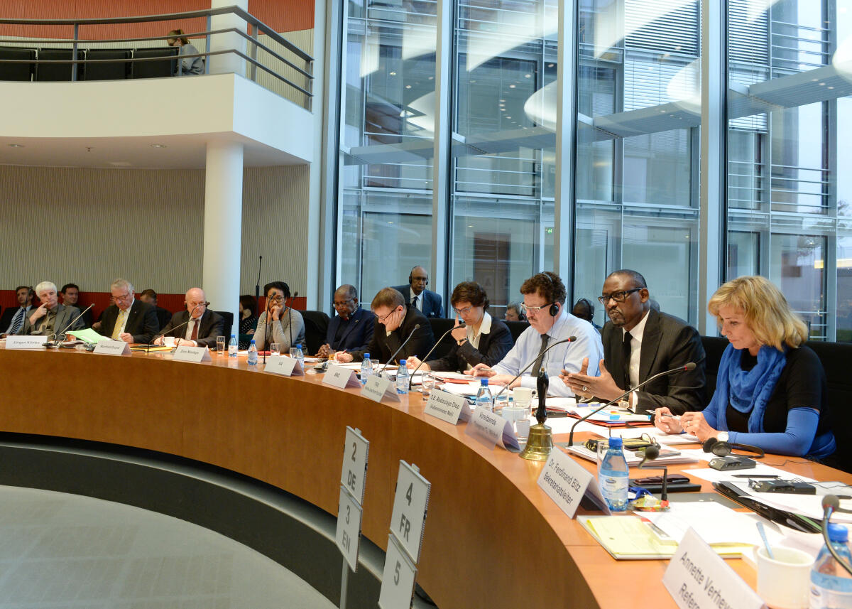 Wöhrl, Dagmar G.; Diop, Abdoulaye S. E. Abdoulaye Diop, (2.v.re), Außenminister der Republik Mali, ist zu Gast beim Ausschuss des Deutschen Bundestages für wirtschaftliche Zusammenarbeit und Entwicklung. Dagmar G. Wöhrl, (re), CDU/CSU, Vorsitzende des Ausschusses, leitet die Sitzung.; Übersicht.