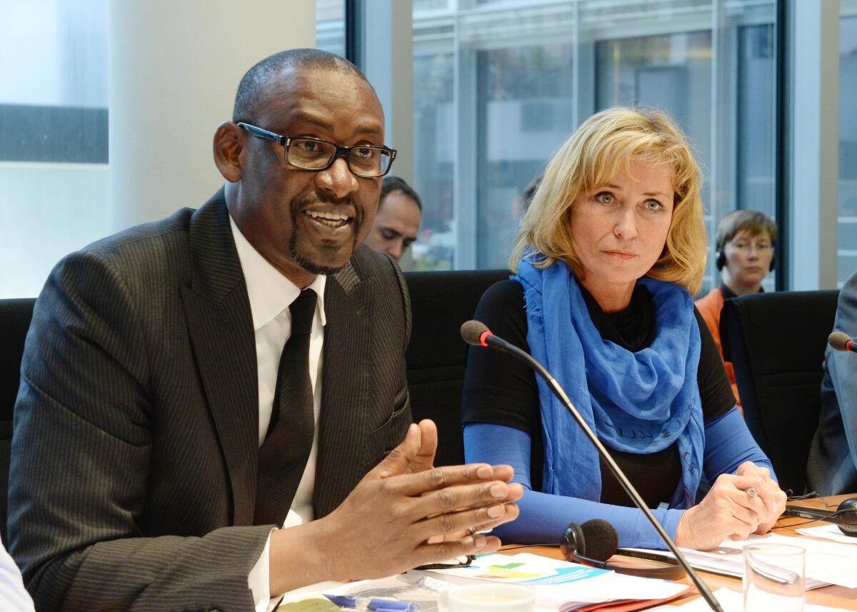 Wöhrl, Dagmar G.; Diop, Abdoulaye S. E. Abdoulaye Diop, Außenminister der Republik Mali, ist zu Gast beim Ausschuss des Deutschen Bundestages für wirtschaftliche Zusammenarbeit und Entwicklung. Dagmar G. Wöhrl, CDU/CSU, Vorsitzende des Ausschusses, leitet die Sitzung.