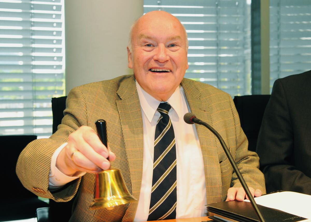 Ernst Hinsken, (hier im Bild), CDU/CSU, Vorsitzender des Ausschusses des Deutschen Bundestages für Wirtschaft und Technologie, eröffnet die Ausschusssitzung, an der Matthias Kurth, Präsident der Bundesnetzagentur, Oliver Maibaum, Managing Director der Leipziger Strombörse, und Andreas Mundt, Präsident des Bundeskartellamtes, teilnehmen. Hinsken, Ernst Ernst Hinsken, (hier im Bild), CDU/CSU, Vorsitzender des Ausschusses des Deutschen Bundestages für Wirtschaft und Technologie, eröffnet die Ausschusssitzung, an der Matthias Kurth, Präsident der Bundesnetzagentur, Oliver Maibaum, Managing Director der Leipziger Strombörse, und Andreas Mundt, Präsident des Bundeskartellamtes, teilnehmen.