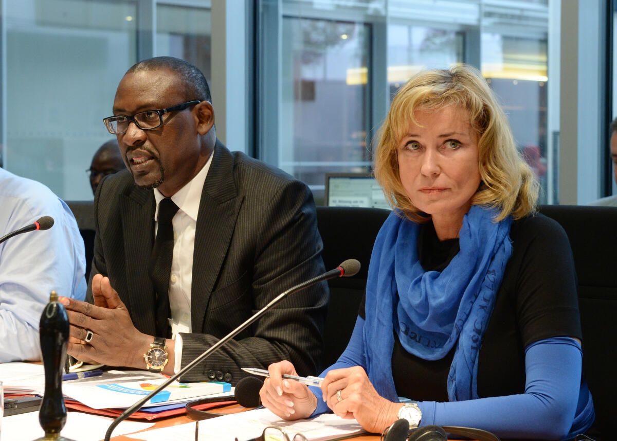 Wöhrl, Dagmar G.; Diop, Abdoulaye S. E. Abdoulaye Diop, Außenminister der Republik Mali, ist zu Gast beim Ausschuss des Deutschen Bundestages für wirtschaftliche Zusammenarbeit und Entwicklung. Dagmar G. Wöhrl, CDU/CSU, Vorsitzende des Ausschusses, leitet die Sitzung.