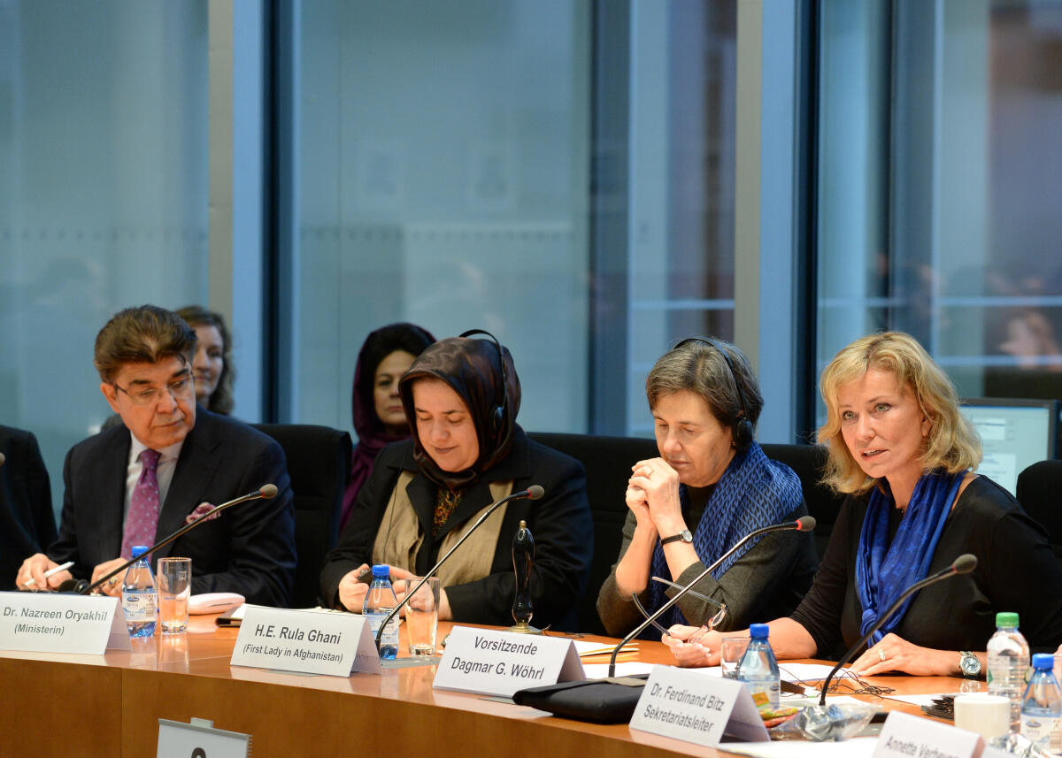 Dagmar G. Wöhrl, (re), CDU/CSU, Vorsitzende des Ausschusses des Deutschen Bundestages für wirtschaftliche Zusammenarbeit und Entwicklung, begrüßt die First Lady in Afghanistan, S. E. Rula Ghani, (2.v.re), die Minsietrin H. E. Dr. Nazreen Oryakhil, und den Botschafter von Afghanistan in der Bundesrepublik Deutschland, S. E. Hamid Sidig, (li), im Ausschuss. Wöhrl, Dagmar G.; Ghani, Rula; Oryakhil, Nazreen; Sidig, Hamid Dagmar G. Wöhrl, (re), CDU/CSU, Vorsitzende des Ausschusses des Deutschen Bundestages für wirtschaftliche Zusammenarbeit und Entwicklung, begrüßt die First Lady in Afghanistan, S. E. Rula Ghani, (2.v.re), die Minsietrin H. E. Dr. Nazreen Oryakhil, und den Botschafter von Afghanistan in der Bundesrepublik Deutschland, S. E. Hamid Sidig, (li), im Ausschuss.
