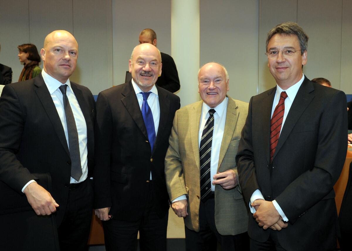Hinsken, Ernst; Kurth, Matthias; Maibaum, Oliver; Mundt, Andreas Ernst Hinsken, CDU/CSU, Vorsitzender des Ausschusses des Deutschen Bundestages für Wirtschaft und Technologie, begrüßt Matthias Kurth, Präsident der Bundesnetzagentur, Oliver Maibaum, Managing Director der Leipziger Strombörse, und Andreas Mundt, Präsident des Bundeskartellamtes, zur Ausschusssitzung.