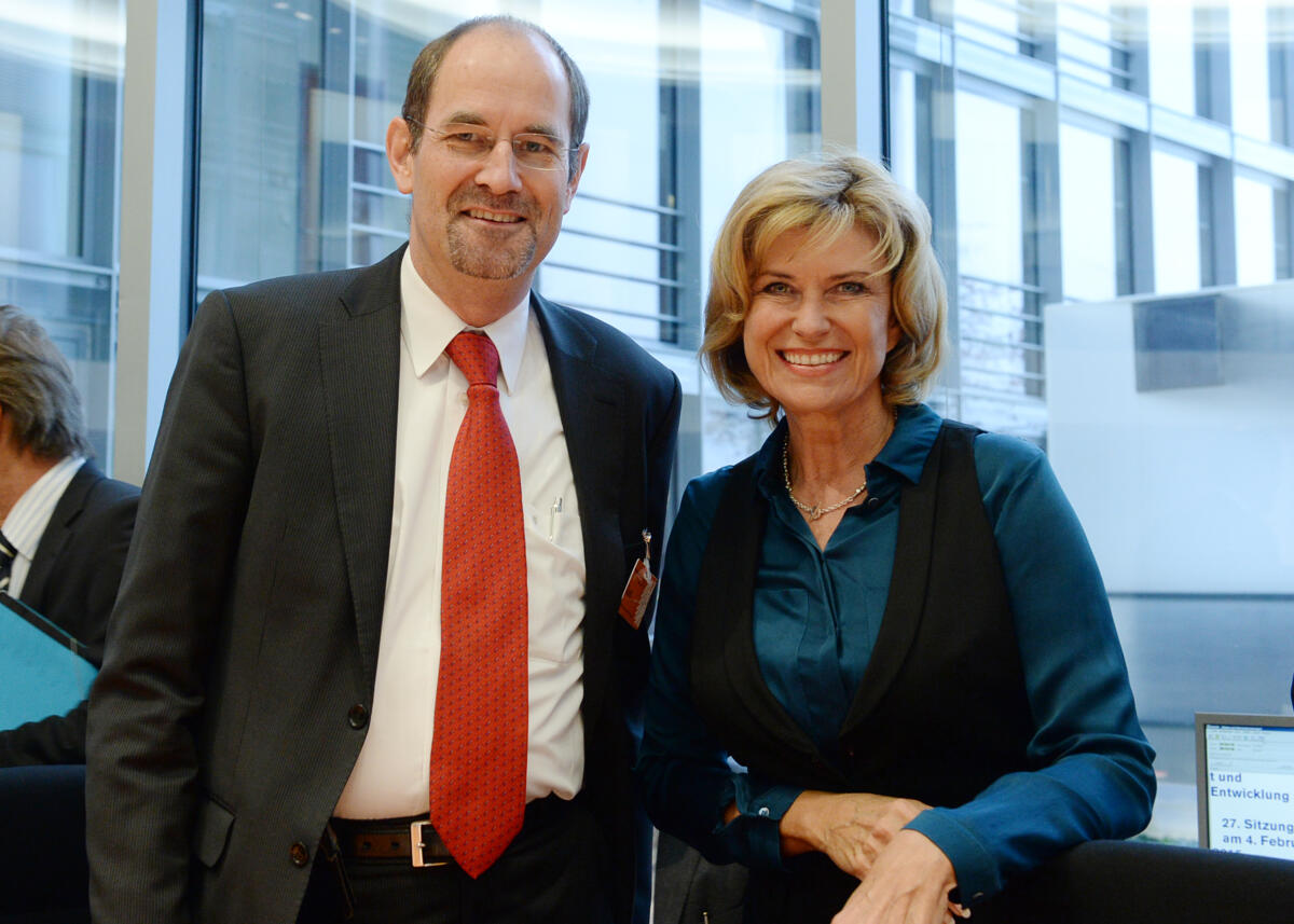 Wöhrl, Dagmar G.; Benn, Christoph Dagmar G. Wöhrl, CDU/CSU, Vorsitzende des Ausschusses des Deutschen Bundestages für wirtschaftliche Zusammenarbeit und Entwicklung, begrüßt den Director External Relations and Partnerships Cluster, Globaler Fonds zur Bekämpfung von HIV/Aids, Tuberkulose und Malaria (GFATM), Dr. Christoph Benn, im Ausschuss.