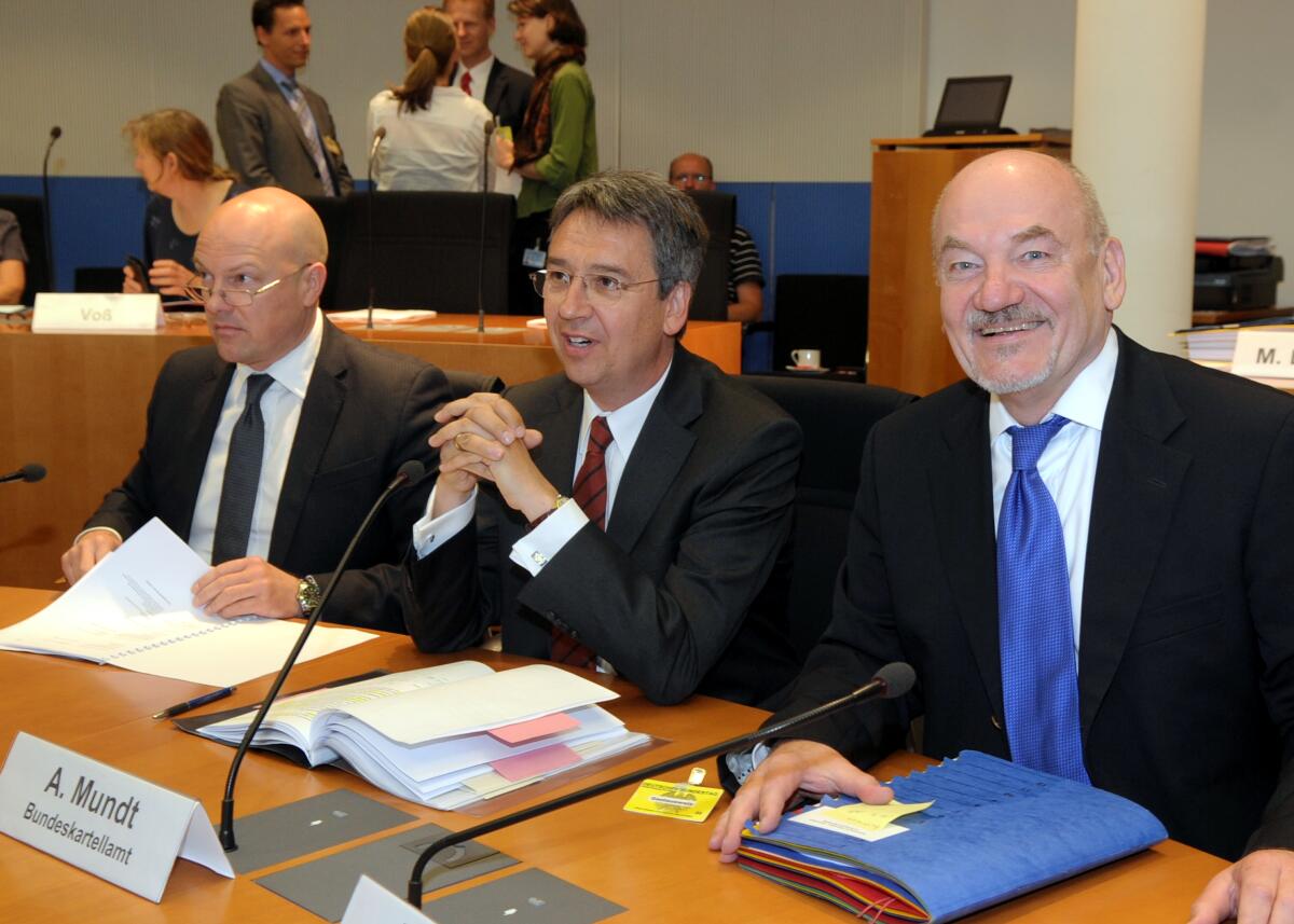 Ernst Hinsken, CDU/CSU, Vorsitzender des Ausschusses des Deutschen Bundestages für Wirtschaft und Technologie, leitet die Ausschusssitzung, an der Matthias Kurth, (re), Präsident der Bundesnetzagentur, Oliver Maibaum, (li), Managing Director der Leipziger Strombörse, und Andreas Mundt, (mitte), Präsident des Bundeskartellamtes, teilnehmen. Kurth, Matthias; Maibaum, Oliver; Mundt, Andreas Ernst Hinsken, CDU/CSU, Vorsitzender des Ausschusses des Deutschen Bundestages für Wirtschaft und Technologie, leitet die Ausschusssitzung, an der Matthias Kurth, (re), Präsident der Bundesnetzagentur, Oliver Maibaum, (li), Managing Director der Leipziger Strombörse, und Andreas Mundt, (mitte), Präsident des Bundeskartellamtes, teilnehmen.