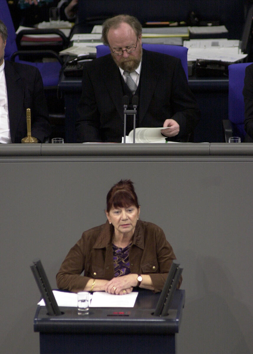 Helga Daub, FDP, MdB, Vorsitz: Bundestagspräsident Wolfgang Thierse, SPD,; 13. Bundestagssitzung, Deutscher Bundestag; Rede, Plenum, Bundestagsabgeordnete, Abgeordnete Daub, Helga; Thierse, Wolfgang Helga Daub, FDP, MdB, Vorsitz: Bundestagspräsident Wolfgang Thierse, SPD,; 13. Bundestagssitzung, Deutscher Bundestag; Rede, Plenum, Bundestagsabgeordnete, Abgeordnete