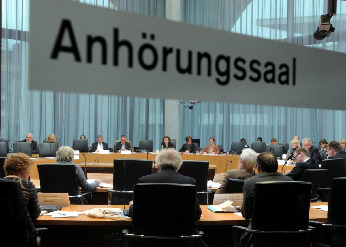  Der Gesundheitsausschuss des Deutschen Bundestages hat mit Beteiligung von Sachverständigen eine Öffentliche Anhörung zum Thema Praxisgebühr.; Übersicht.