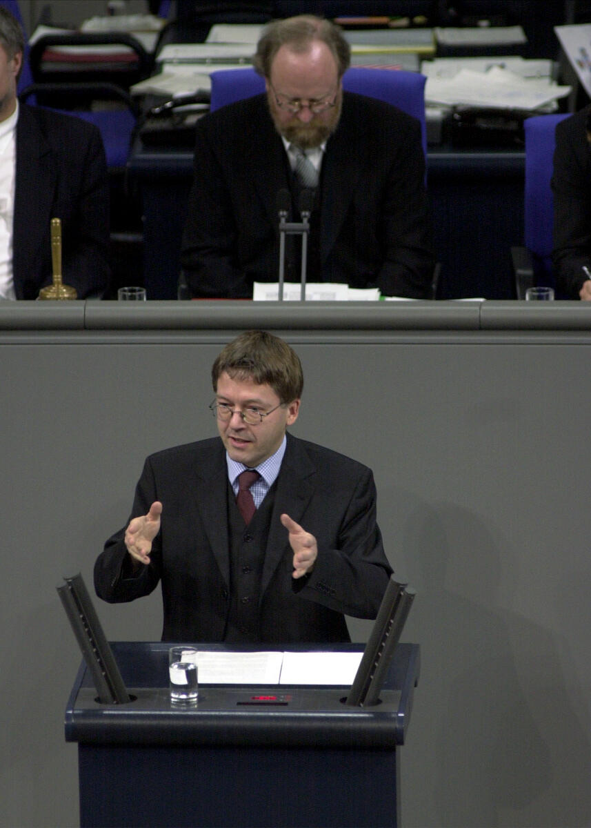 Dr. Hans Peter Bartels, SPD, MdB, Bundestagspräsident Wolfgang Thierse, SPD,; 13. Bundestagssitzung, Deutscher Bundestag; Rede, Plenum, Bundestagsabgeordneter, Abgeordneter Bartels, Hans-Peter; Thierse, Wolfgang Dr. Hans Peter Bartels, SPD, MdB, Bundestagspräsident Wolfgang Thierse, SPD,; 13. Bundestagssitzung, Deutscher Bundestag; Rede, Plenum, Bundestagsabgeordneter, Abgeordneter