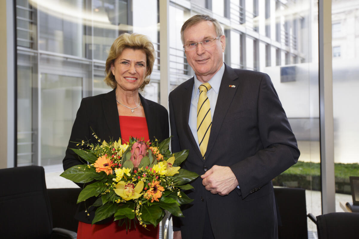 Singhammer, Johannes; Wöhrl, Dagmar G. Konstituierung der Ausschüsse des 18. Deutschen Bundestages: Bundestagsvizepräsident Johannes Singhammer, CDU/CSU, MdB, und die Vorsitzende des Ausschusses für wirtschaftliche Zusammenarbeit und Entwicklung Dagmar G. Wöhrl, CDU/CSU, MdB, während der ersten Sitzung.; Sitzung, Ausschuss, Zusammenarbeit, Entwicklung, Wöhrl, Singhammer, Vizepräsident