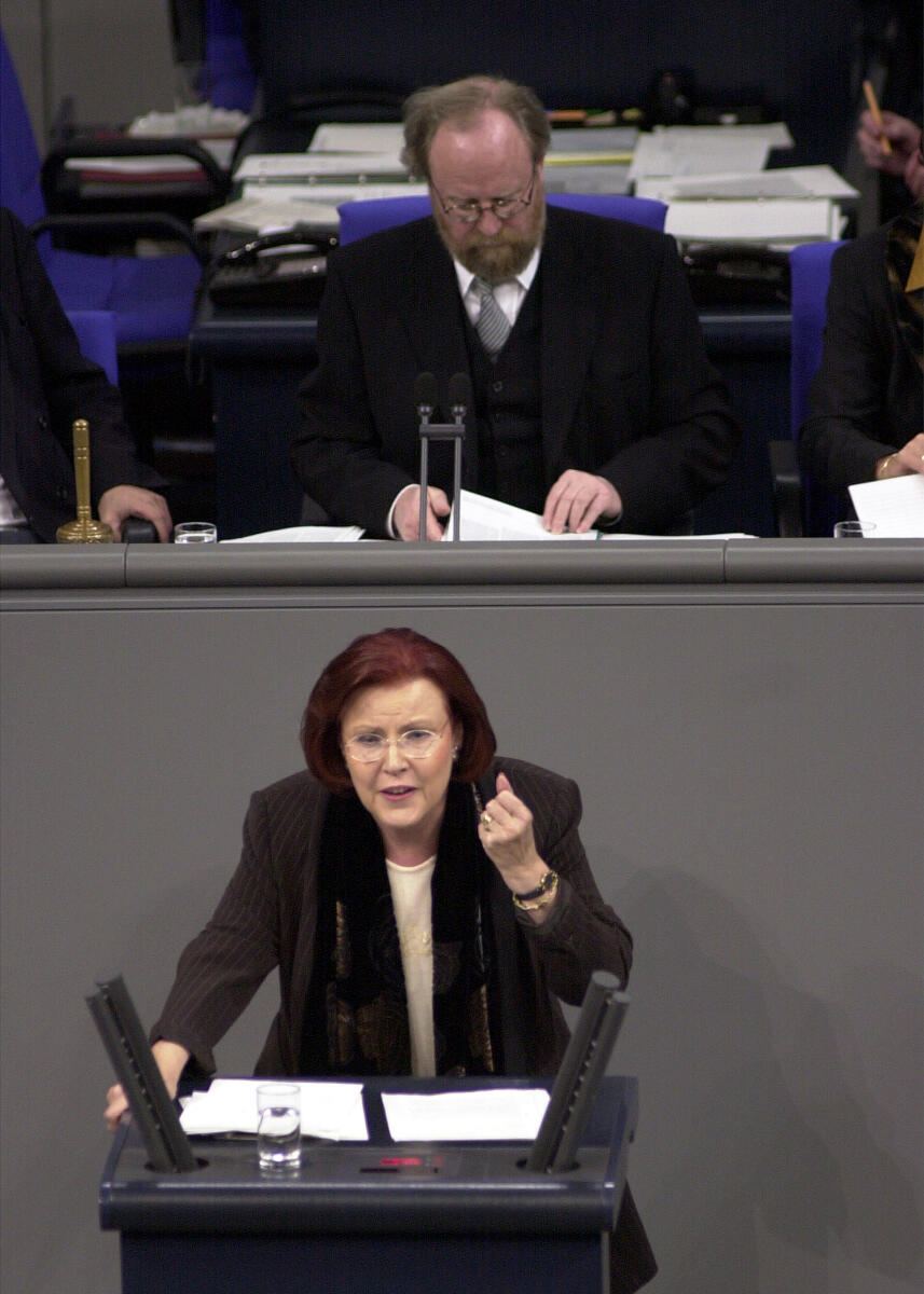Wieczorek-Zeul, Heidemarie Heidemarie Wieczorek Zeul, SPD, Bundesentwicklungsministerin, MdB,; 13. Bundestagssitzung; Rede, Plenum Abgeordnete, MdB