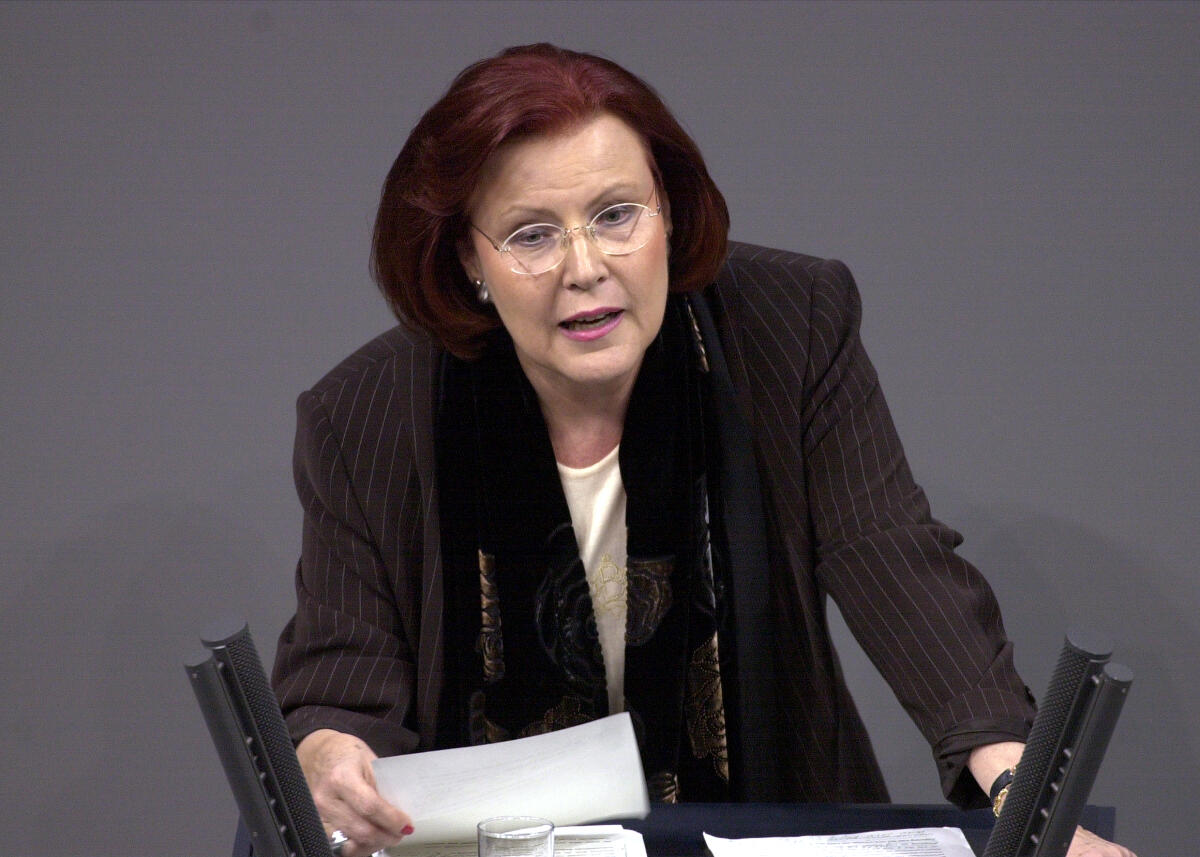 Heidemarie Wieczorek Zeul, SPD, Bundesministerin für wirtschaftliche Zusammenarbeit und Entwicklung, MdB, Rede im Deutschen Bundestag.; Plenum, Rednerpult, Ministerin, Bundesentwicklungsministerin Wieczorek-Zeul, Heidemarie Heidemarie Wieczorek Zeul, SPD, Bundesministerin für wirtschaftliche Zusammenarbeit und Entwicklung, MdB, Rede im Deutschen Bundestag.; Plenum, Rednerpult, Ministerin, Bundesentwicklungsministerin