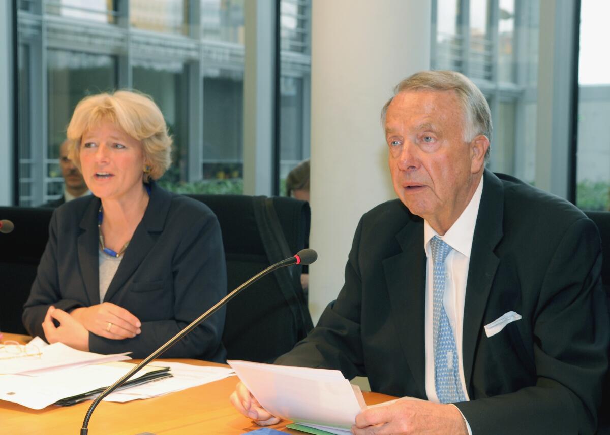 Grütters, Monika; Neumann, Bernd Staatsminister Bernd Neumann, CDU/CSU, ist zu Gast im Ausschuss des Deutschen Bundestages für Kultur und Medien. Die Sitzung wird von der Ausschussvorsitzenden Monika Grütters, CDU/CSU, geleitet. In dieser Sitzung werden Modelle des Freiheits- und Einheitsdenkmals vorgestellt.