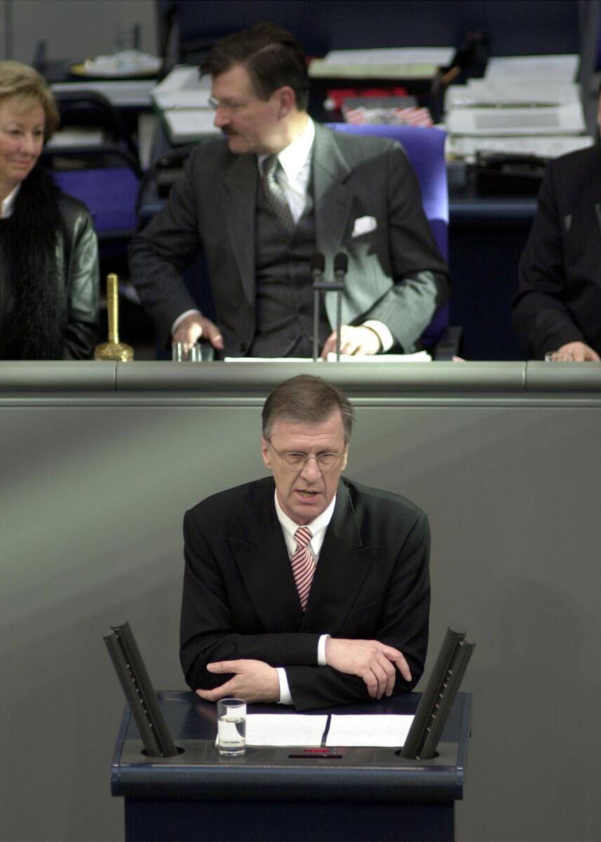 Bernd Scheelen, SPD, MdB, Rede im Deutschen Bundestag, Vorsitz: Bundestagsvizepräsident Dr. Herman Otto Solms, FDP.; Plenum, Rednerpult Scheelen, Bernd; Solms, Hermann Otto Bernd Scheelen, SPD, MdB, Rede im Deutschen Bundestag, Vorsitz: Bundestagsvizepräsident Dr. Herman Otto Solms, FDP.; Plenum, Rednerpult