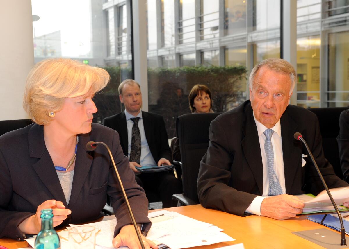 Grütters, Monika; Neumann, Bernd Staatsminister Bernd Neumann, CDU/CSU, ist zu Gast im Ausschuss des Deutschen Bundestages für Kultur und Medien. Die Sitzung wird von der Ausschussvorsitzenden Monika Grütters, CDU/CSU, geleitet. In dieser Sitzung werden Modelle des Freiheits- und Einheitsdenkmals vorgestellt.